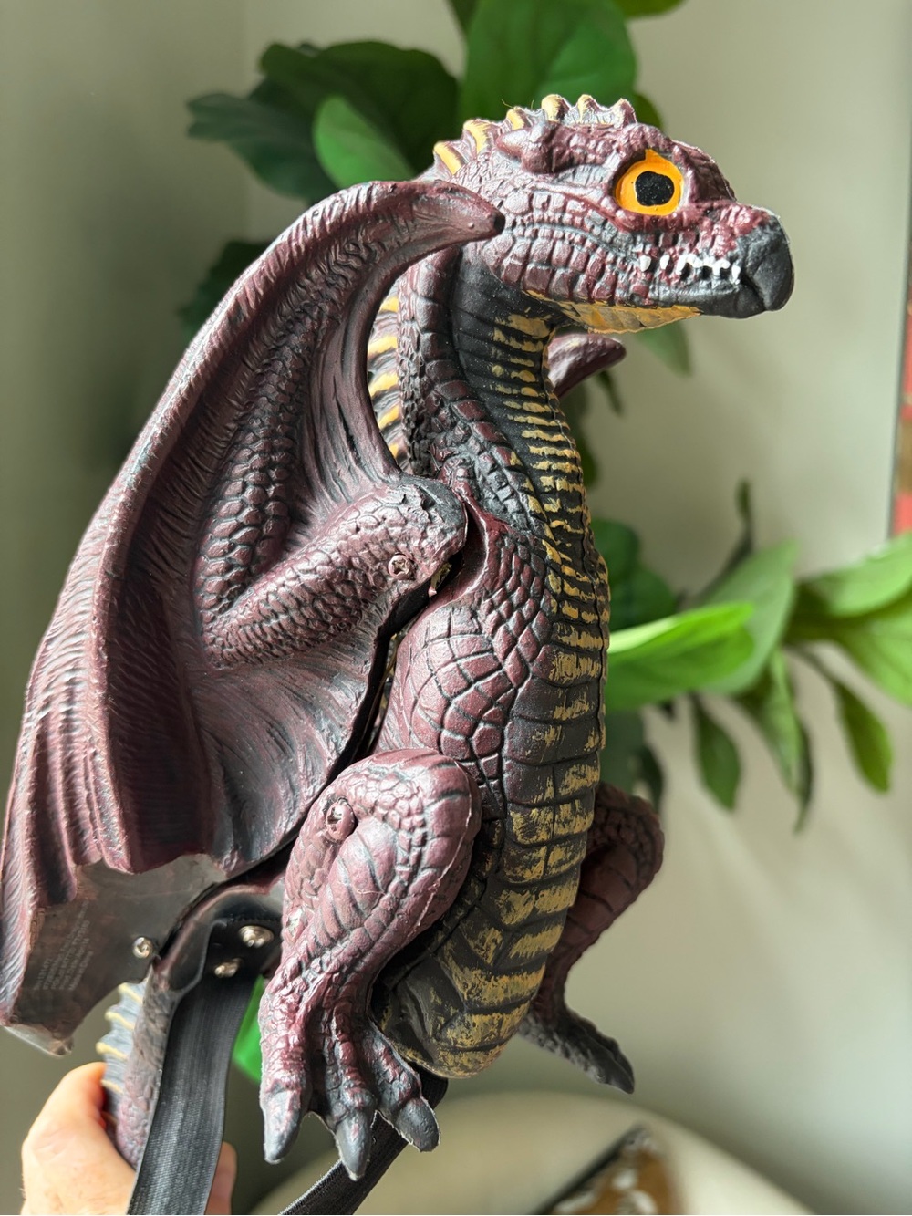 Costume Dragon, sits on shoulder